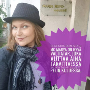 MC Marja kuvassa vastaanottotilojensa ulko-ovella.